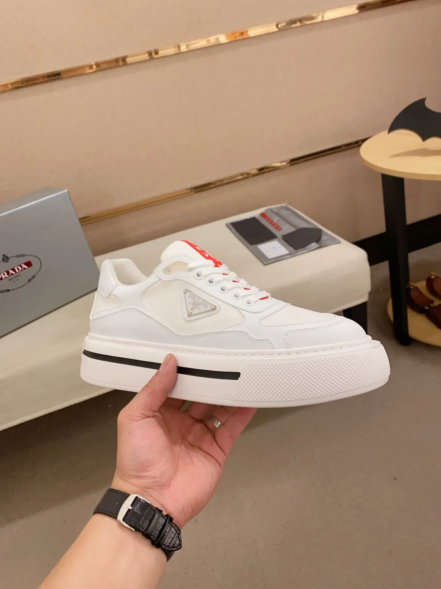 Men's shoes 💰 580💰 ✔️✔️✔️Higher version High-quality new PRADA (Prada) counters are launched simultaneously, new men's shoes, 😘fabrics are selected from breathable fly weave fabrics. Lining: Imported cowhide leather lining. 👍🏿High-end☄️Open-molded non-slip rubber outsole, exquisite lines, simple and elegant, comfortable and high-end for leisure travel. Number of yards: 38 to 44.